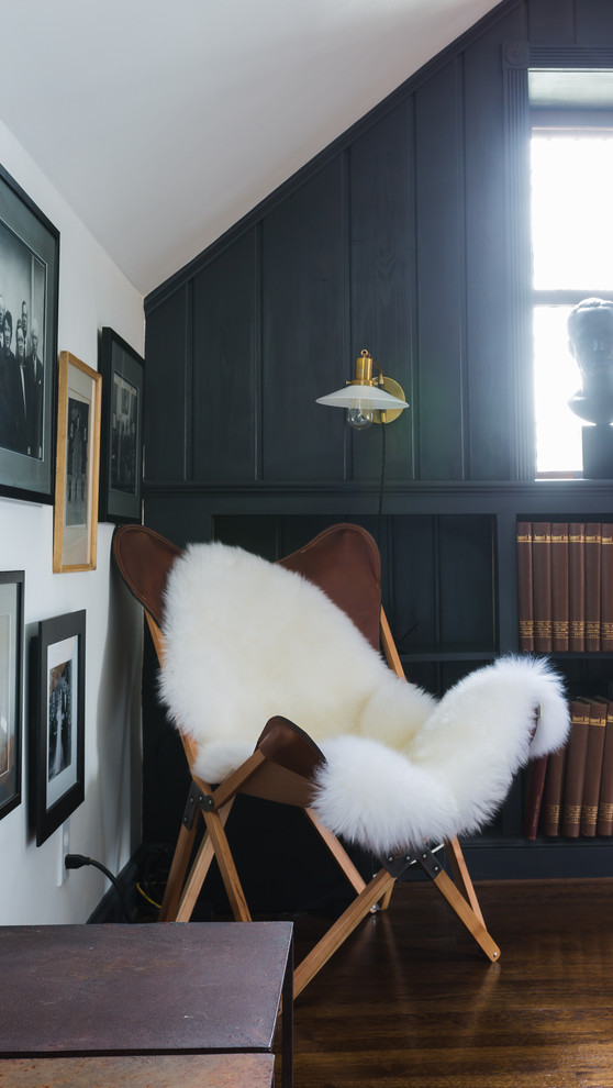 Modelo de sala de estar vintage con paredes azules, suelo de madera oscura, todas las chimeneas, marco de chimenea de ladrillo y televisor colgado en la pared