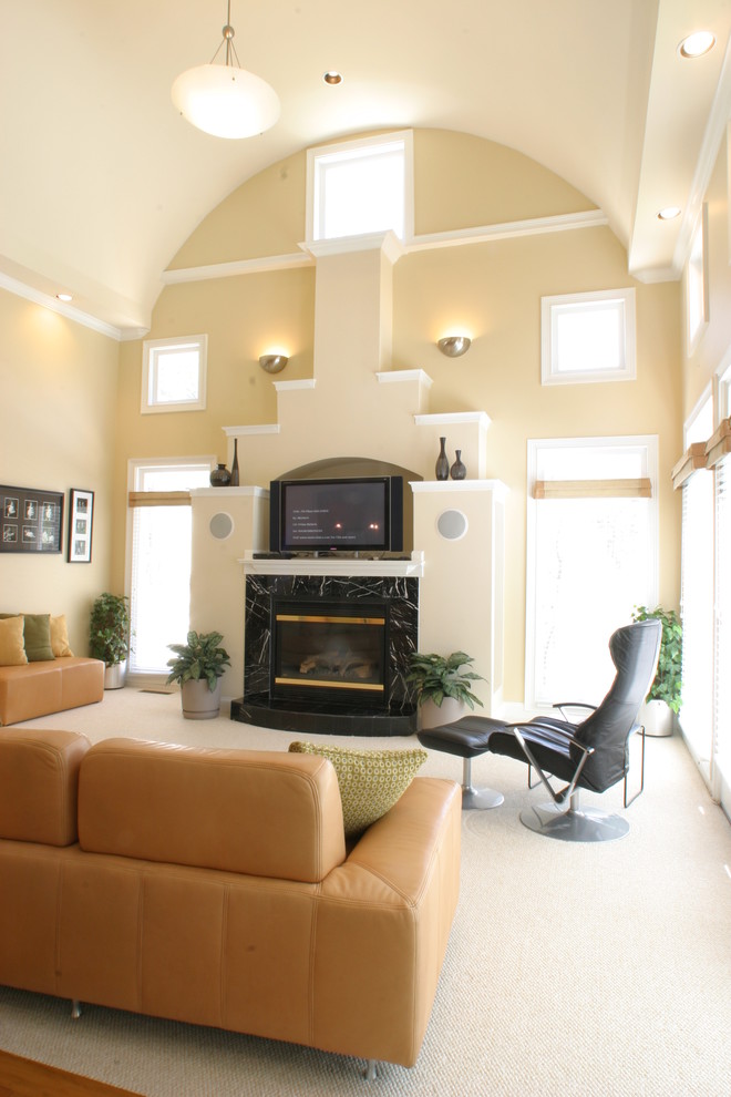 Inspiration pour une grande salle de séjour minimaliste ouverte avec un mur beige, parquet clair, une cheminée standard, un téléviseur encastré et un manteau de cheminée en pierre.