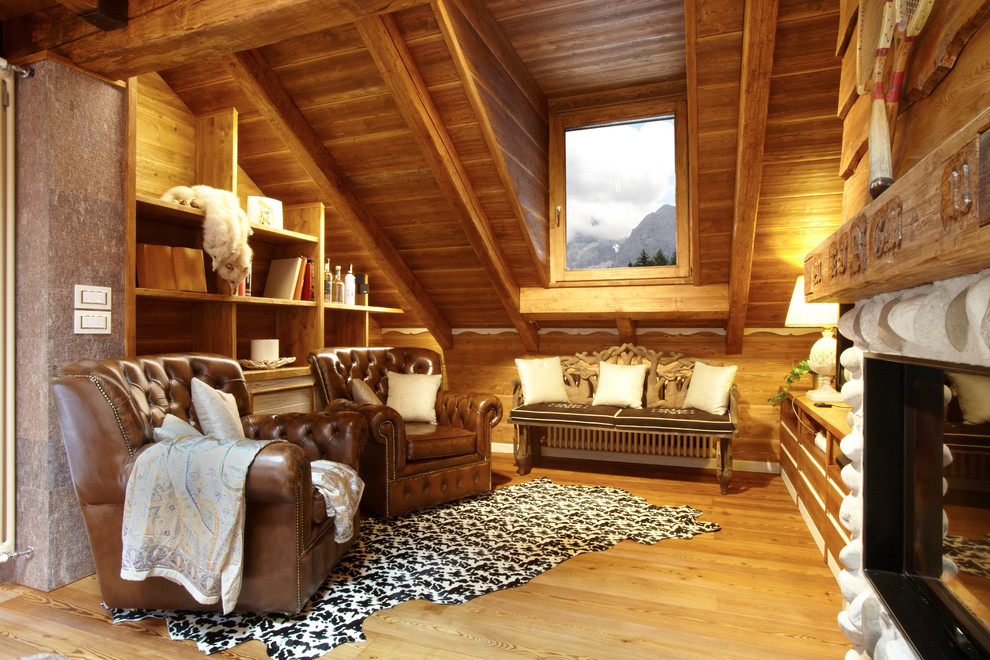 Exemple d'une petite salle de séjour montagne avec un sol en bois brun, une cheminée standard et un manteau de cheminée en pierre.