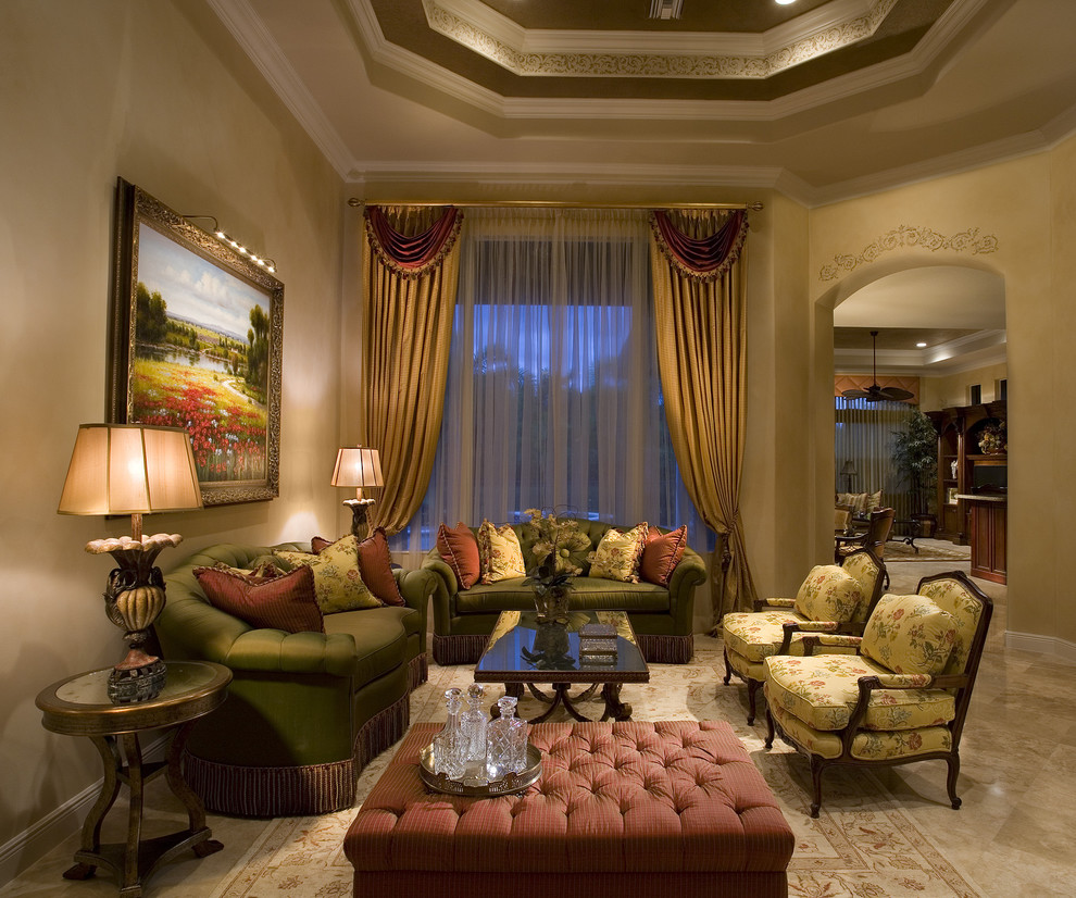 Imagen de sala de estar abierta tradicional sin chimenea y televisor con paredes beige y suelo de mármol