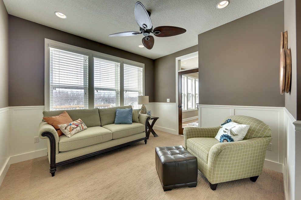 На фото: гостиная комната в классическом стиле с коричневыми стенами, ковровым покрытием и стандартным камином без телевизора с