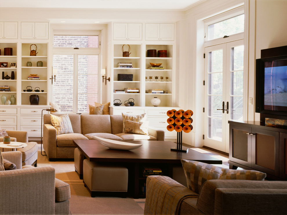 Ejemplo de sala de estar abierta tradicional renovada de tamaño medio con paredes beige, suelo de madera en tonos medios y televisor colgado en la pared