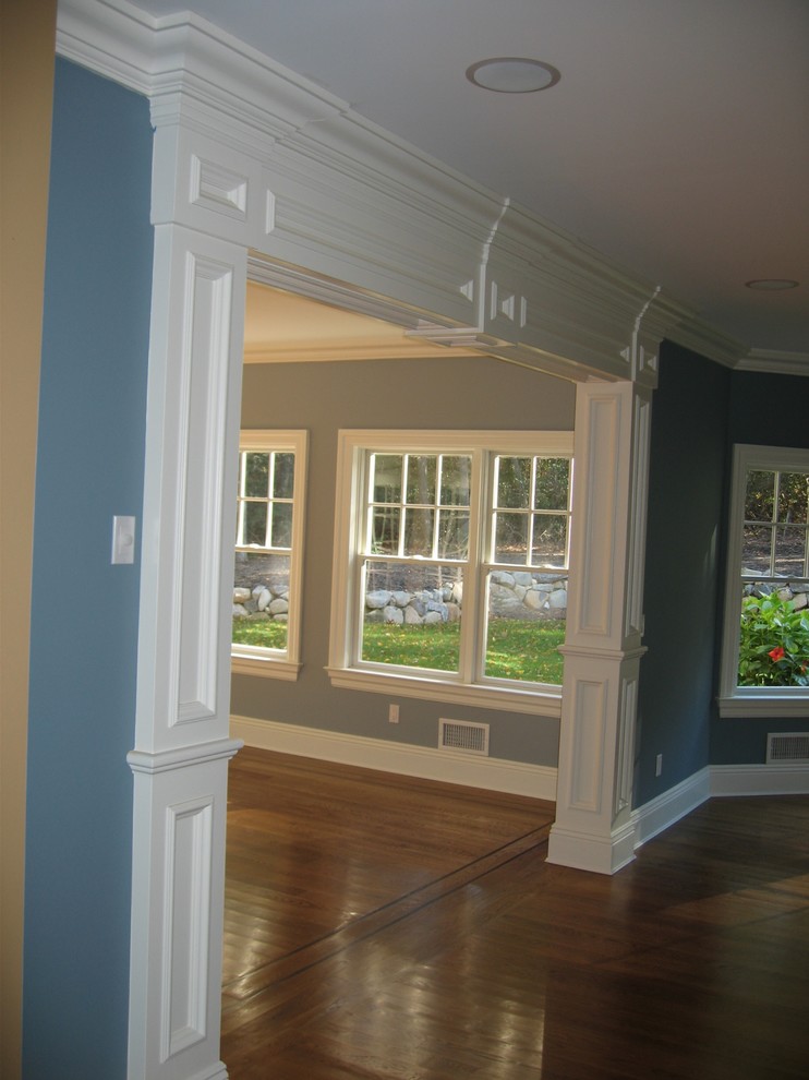 Immagine di un ampio soggiorno chic aperto con pareti beige e parquet scuro