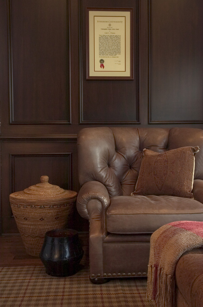 Идея дизайна: гостиная комната в классическом стиле с коричневыми стенами