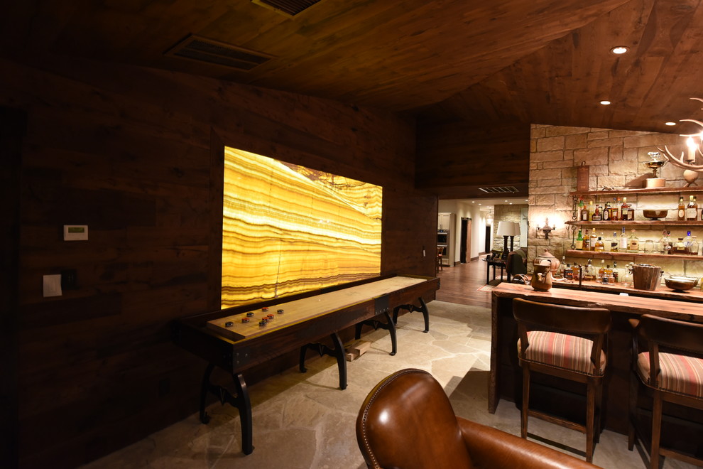 Cette photo montre une grande salle de séjour montagne ouverte avec un bar de salon, un mur marron, un sol en travertin et aucun téléviseur.