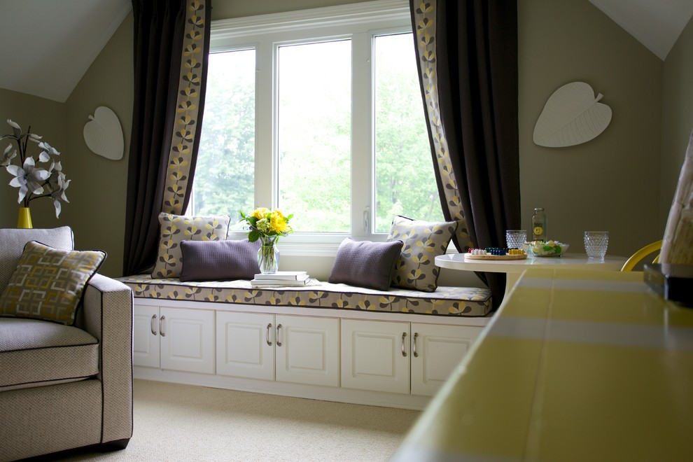 Стильный дизайн: гостиная комната среднего размера в стиле неоклассика (современная классика) с серыми стенами, ковровым покрытием и отдельно стоящим телевизором - последний тренд