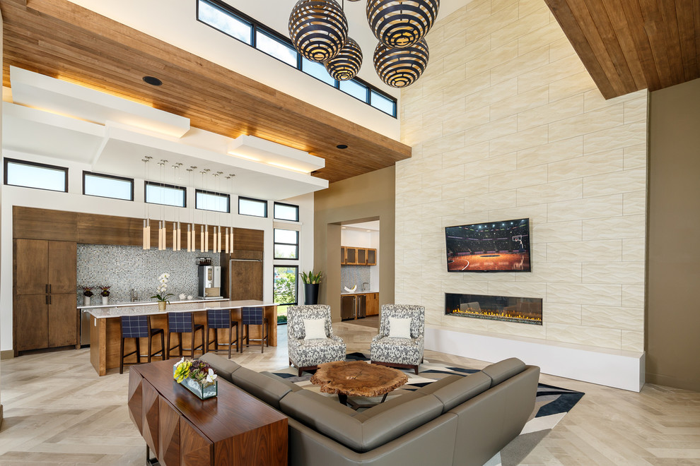 Diseño de sala de estar abierta contemporánea con paredes beige, suelo de baldosas de cerámica, chimenea lineal, marco de chimenea de piedra y televisor colgado en la pared