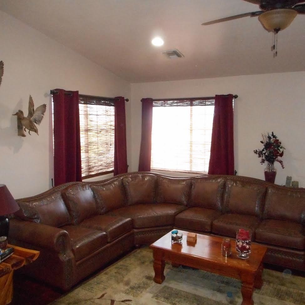 Foto de sala de estar de estilo americano grande con paredes blancas y suelo de madera oscura