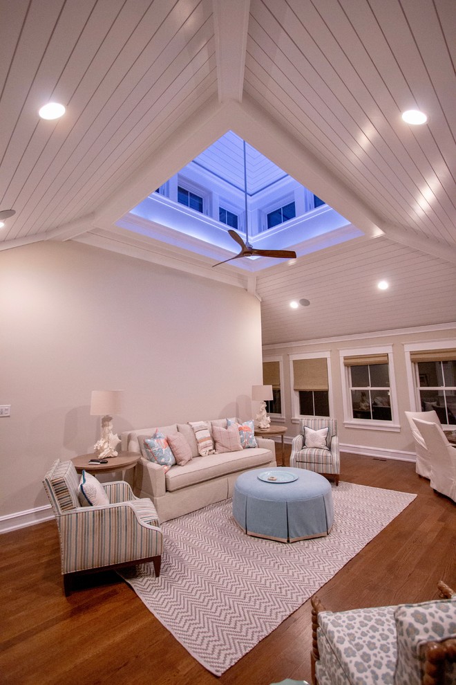 Maritimes Wohnzimmer mit Hausbar, beiger Wandfarbe, braunem Holzboden, Multimediawand und braunem Boden in Philadelphia