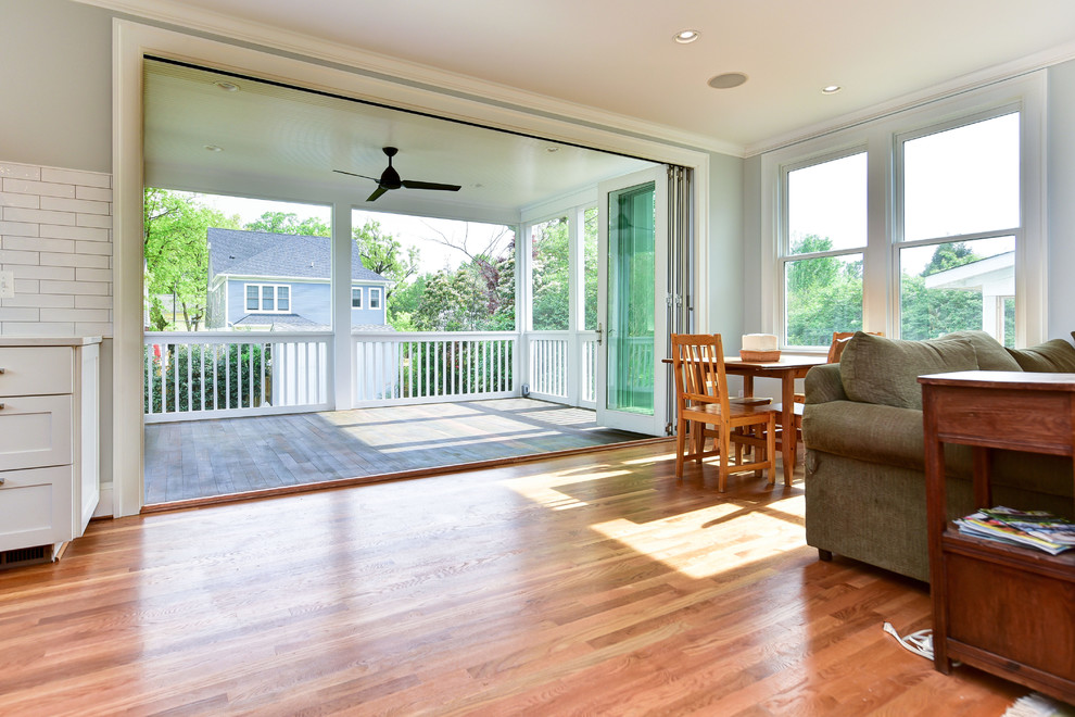 Aménagement d'une salle de séjour craftsman de taille moyenne et ouverte avec un mur vert et un sol en bois brun.