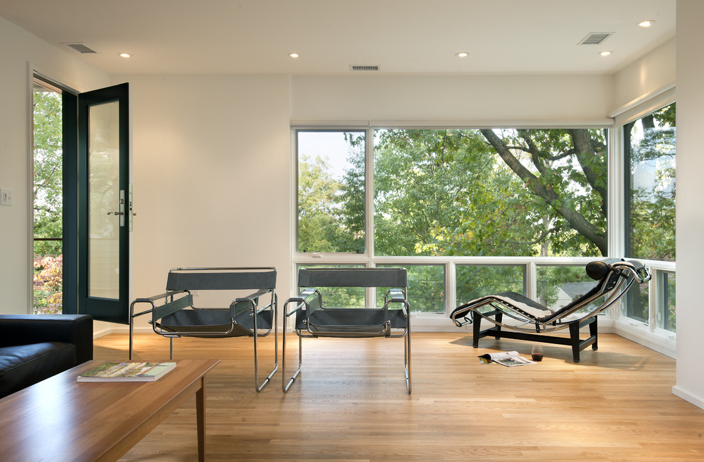 Idee per un soggiorno minimalista con pavimento in legno massello medio