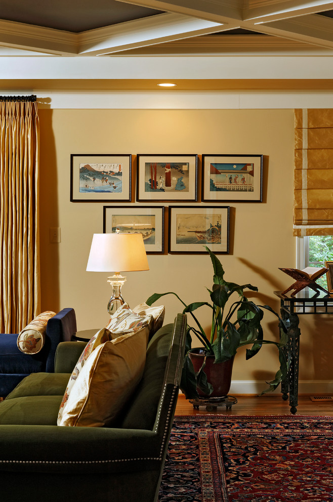 Exempel på ett stort klassiskt avskilt allrum, med ett musikrum, gula väggar, ljust trägolv, en standard öppen spis, en spiselkrans i sten och en väggmonterad TV