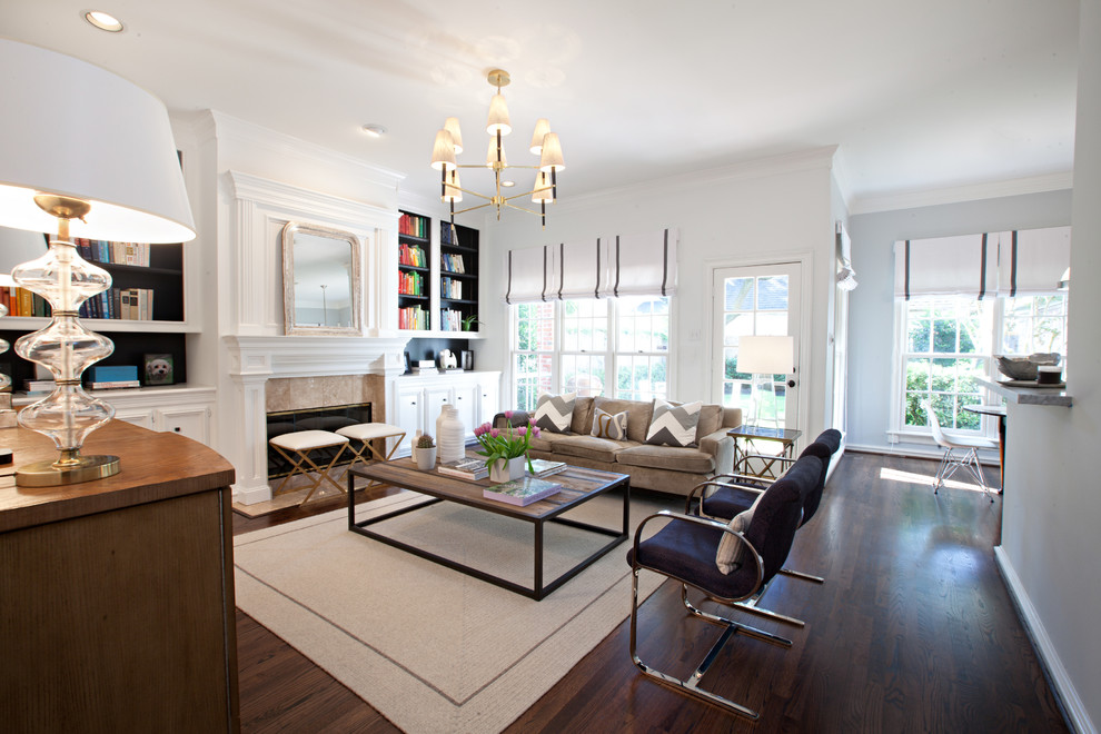 Offenes Modernes Wohnzimmer mit weißer Wandfarbe, dunklem Holzboden und Kamin in Houston