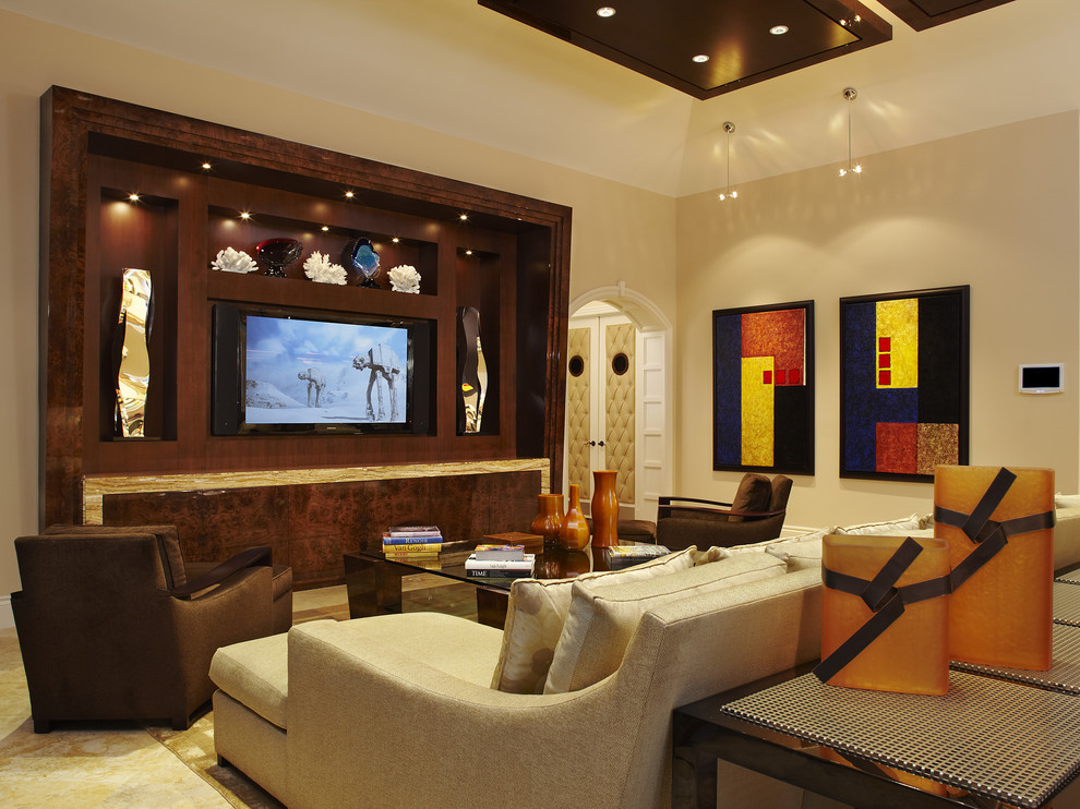 Großes, Offenes Modernes Wohnzimmer mit beiger Wandfarbe, Multimediawand und Kalkstein in Miami