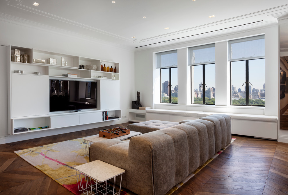 Diseño de sala de estar actual de tamaño medio sin chimenea con paredes blancas, suelo de madera en tonos medios y televisor retractable