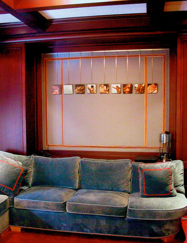 Modelo de sala de estar con biblioteca cerrada tradicional renovada extra grande con moqueta, pared multimedia y paredes azules