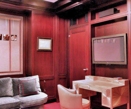 Idee per un ampio soggiorno moderno chiuso con libreria, moquette, TV a parete e pareti blu