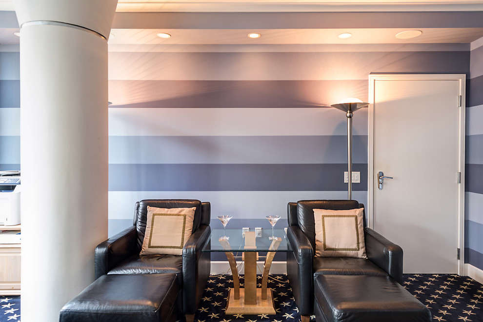 Esempio di un soggiorno contemporaneo con pareti blu e moquette