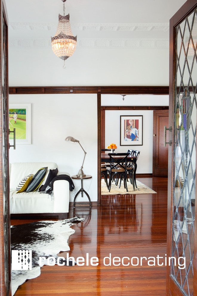 Foto de sala de estar tradicional de tamaño medio con paredes blancas y suelo de madera oscura