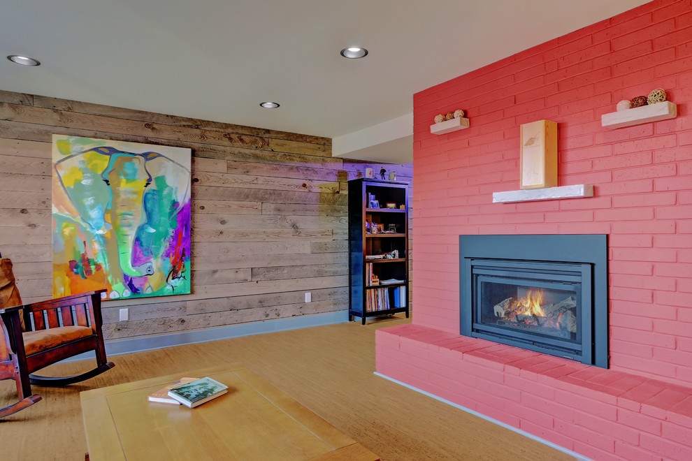 Идея дизайна: большая изолированная гостиная комната в современном стиле с разноцветными стенами и пробковым полом без камина, телевизора