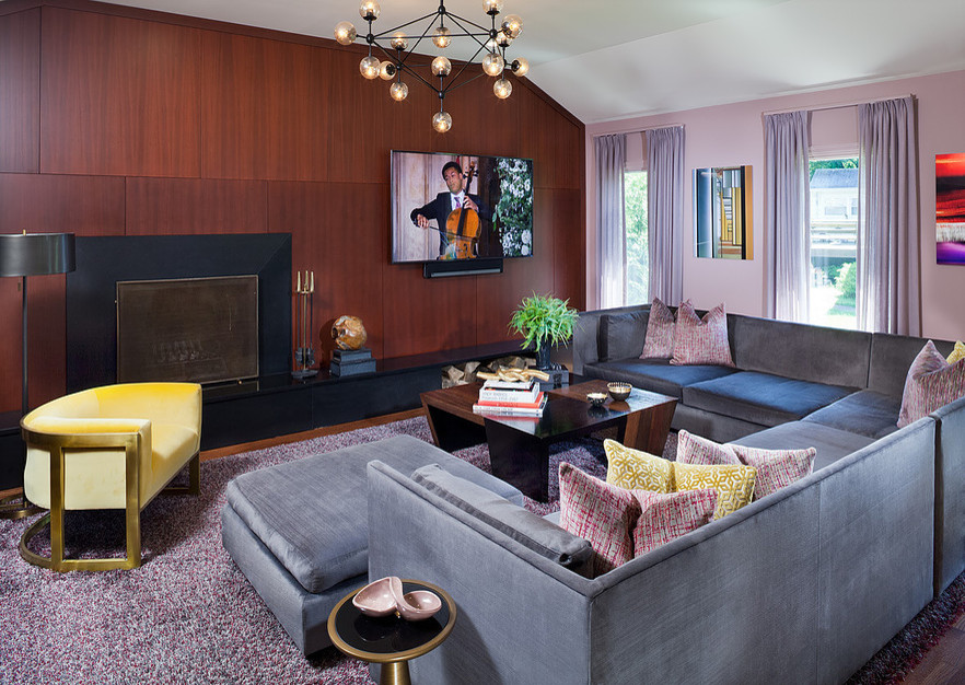 Пример оригинального дизайна: большая открытая гостиная комната в современном стиле с домашним баром, фиолетовыми стенами, паркетным полом среднего тона, стандартным камином, фасадом камина из дерева, телевизором на стене и коричневым полом