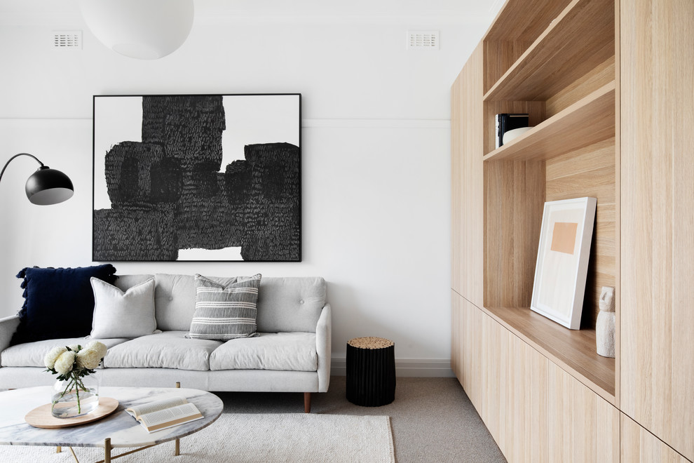 Пример оригинального дизайна: гостиная комната в стиле кантри с белыми стенами, ковровым покрытием и серым полом