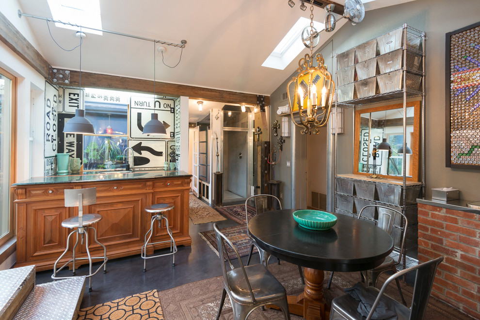 Fernseherloses Stilmix Wohnzimmer ohne Kamin mit Hausbar, grauer Wandfarbe und Betonboden in San Francisco