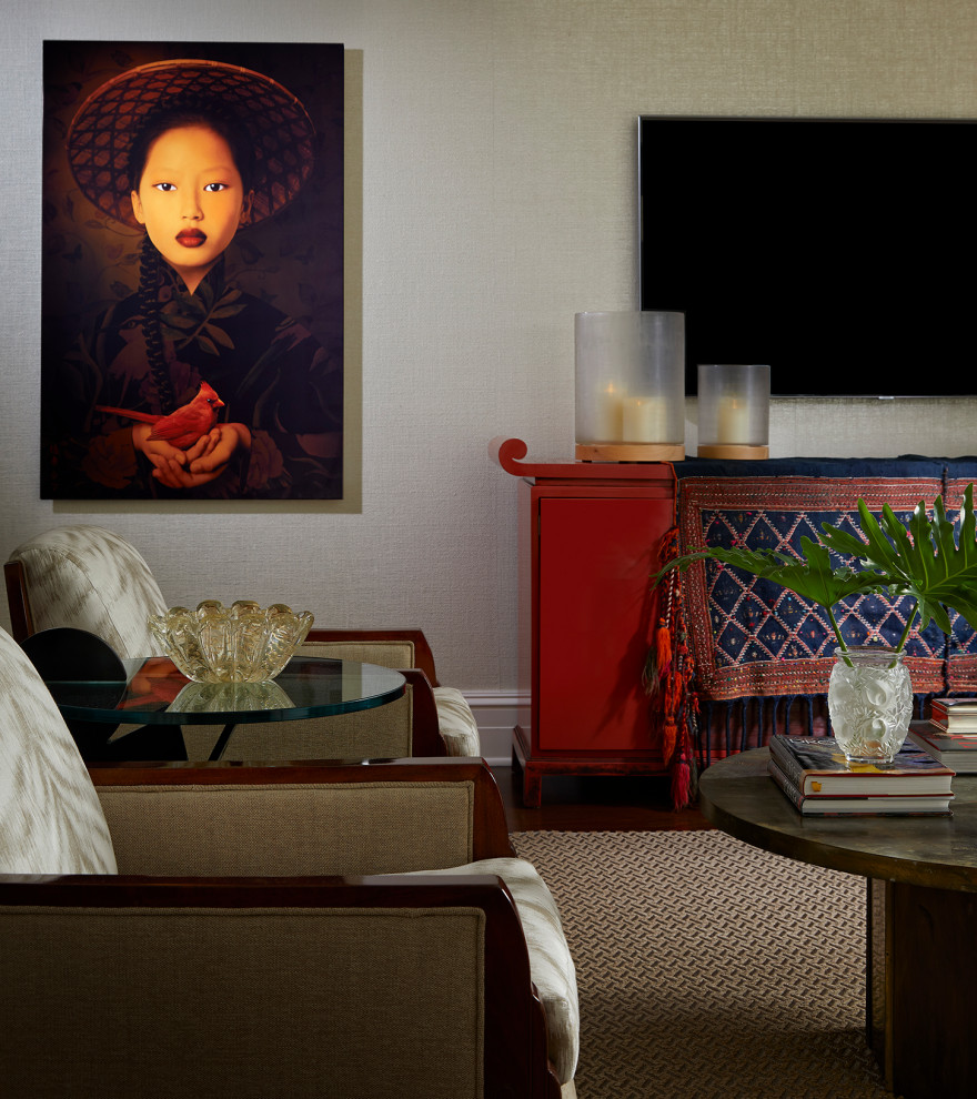 Exemple d'une salle de séjour asiatique avec du papier peint.