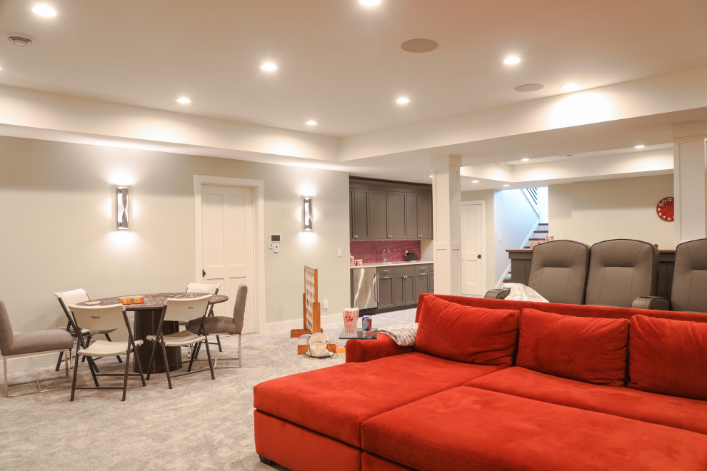 Foto di un grande soggiorno design chiuso con sala giochi, pareti beige, moquette, TV a parete e pavimento grigio