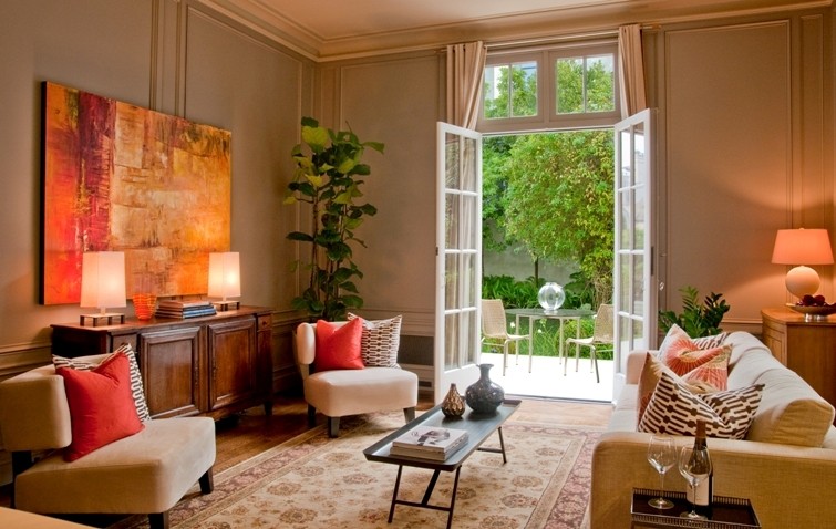 Idée de décoration pour une salle de séjour design de taille moyenne et fermée avec parquet foncé et un sol marron.