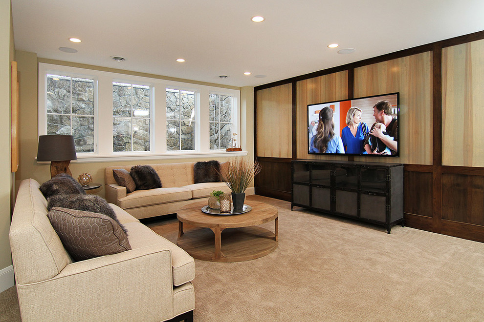 Стильный дизайн: гостиная комната в стиле неоклассика (современная классика) с бежевыми стенами, ковровым покрытием и телевизором на стене - последний тренд