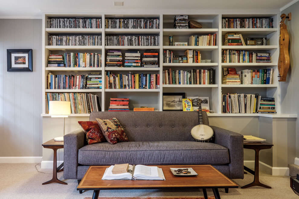 Bild på ett mellanstort eklektiskt avskilt allrum, med ett bibliotek, grå väggar, heltäckningsmatta och beiget golv