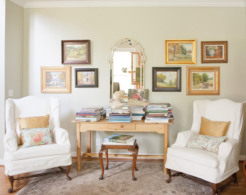 Ispirazione per un soggiorno classico con libreria, pareti beige e pavimento in legno massello medio