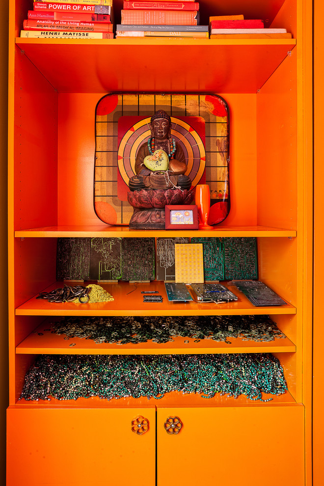 Eklektisk inredning av ett litet allrum, med ett spelrum, en dold TV och orange väggar