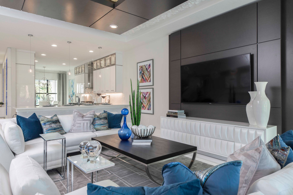 Offenes Modernes Wohnzimmer mit weißer Wandfarbe, TV-Wand, weißem Boden, Holzdecke und Holzwänden in Miami