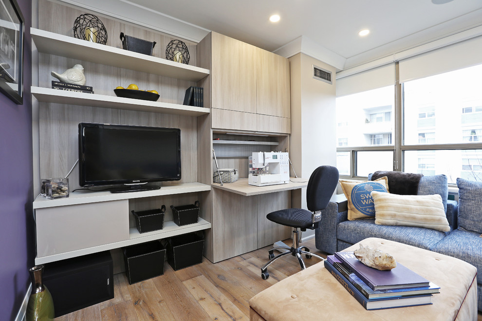 Abgetrenntes Klassisches Wohnzimmer ohne Kamin mit lila Wandfarbe, hellem Holzboden und freistehendem TV in Toronto