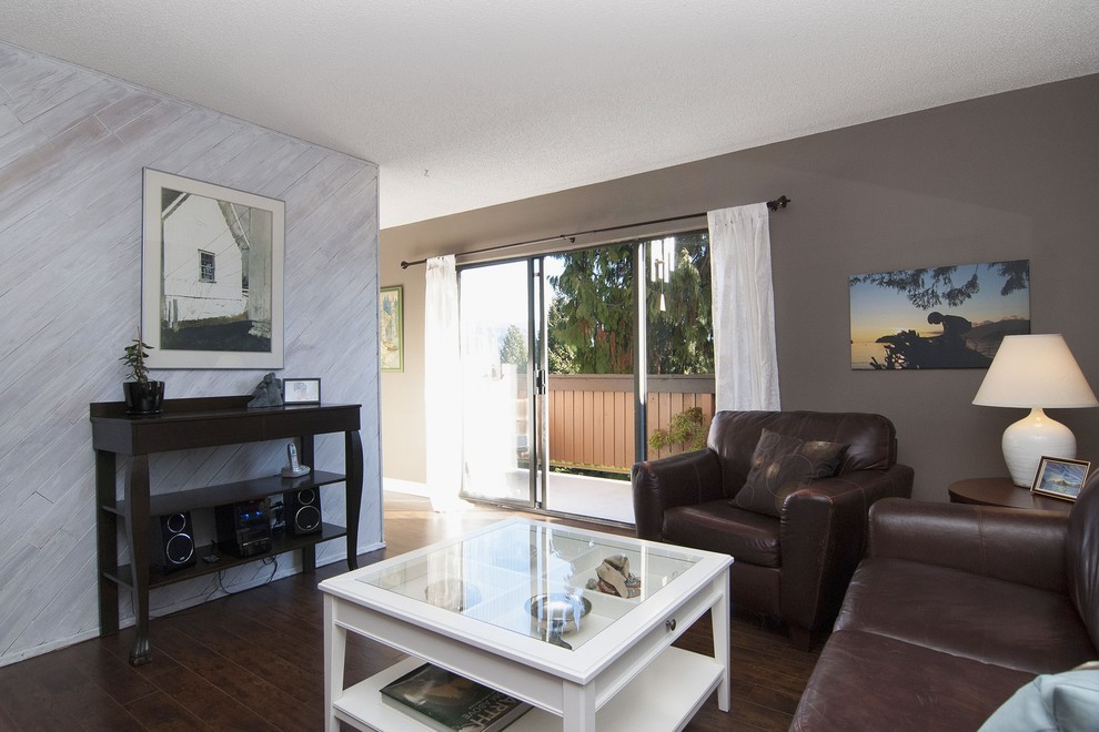 Kleines, Offenes Eklektisches Wohnzimmer mit beiger Wandfarbe in Vancouver