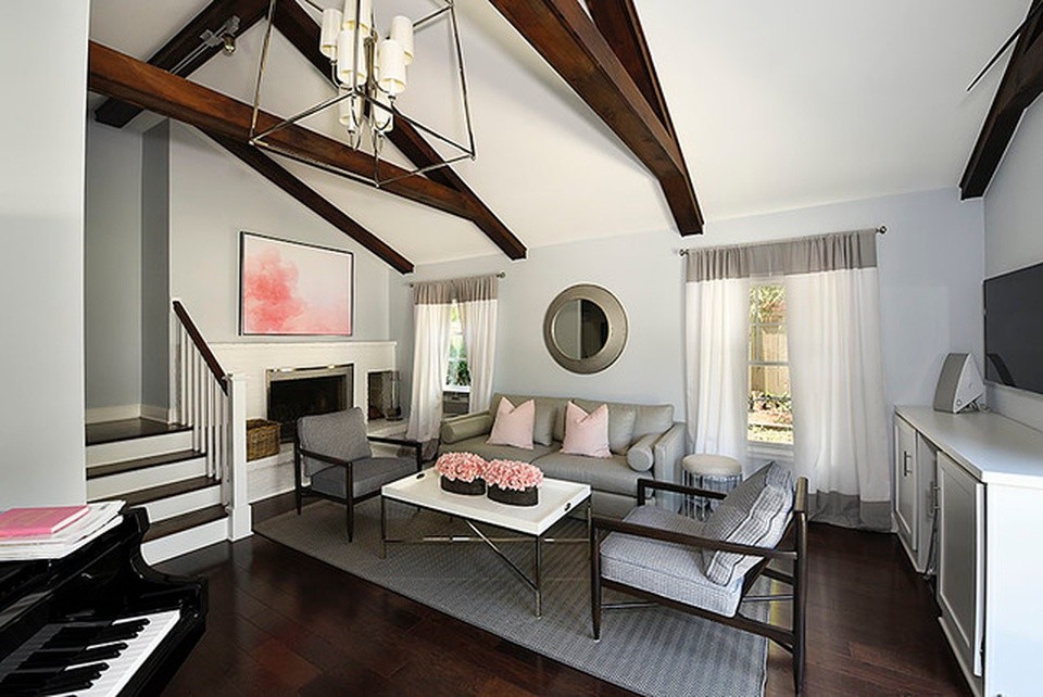 Пример оригинального дизайна: гостиная комната в стиле неоклассика (современная классика) с ковром на полу