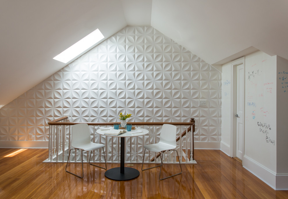 Mittelgroßes Modernes Esszimmer ohne Kamin mit weißer Wandfarbe und braunem Holzboden in Boston
