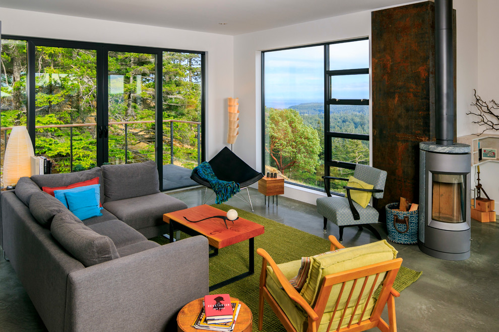 Mittelgroßes, Fernseherloses, Offenes Modernes Wohnzimmer mit weißer Wandfarbe, Betonboden und Eckkamin in Vancouver
