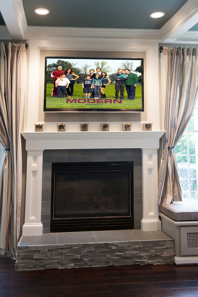 ワシントンD.C.にある高級な中くらいなカントリー風のおしゃれなオープンリビング (グレーの壁、濃色無垢フローリング、標準型暖炉、石材の暖炉まわり、壁掛け型テレビ) の写真