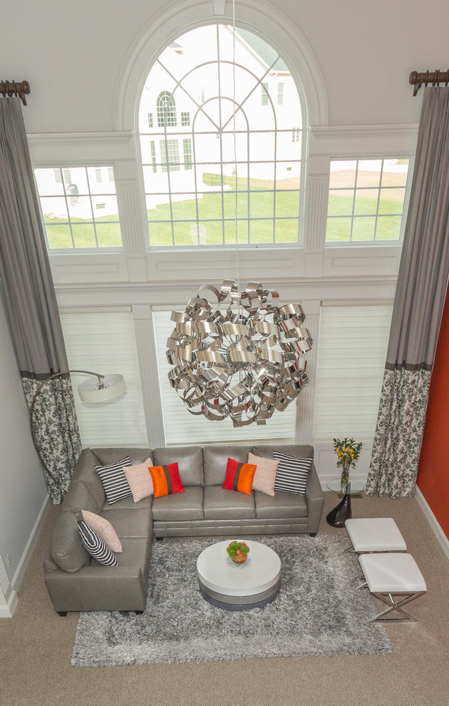 На фото: большая открытая гостиная комната в стиле модернизм с красными стенами, ковровым покрытием, стандартным камином, фасадом камина из плитки, телевизором на стене и серым полом с