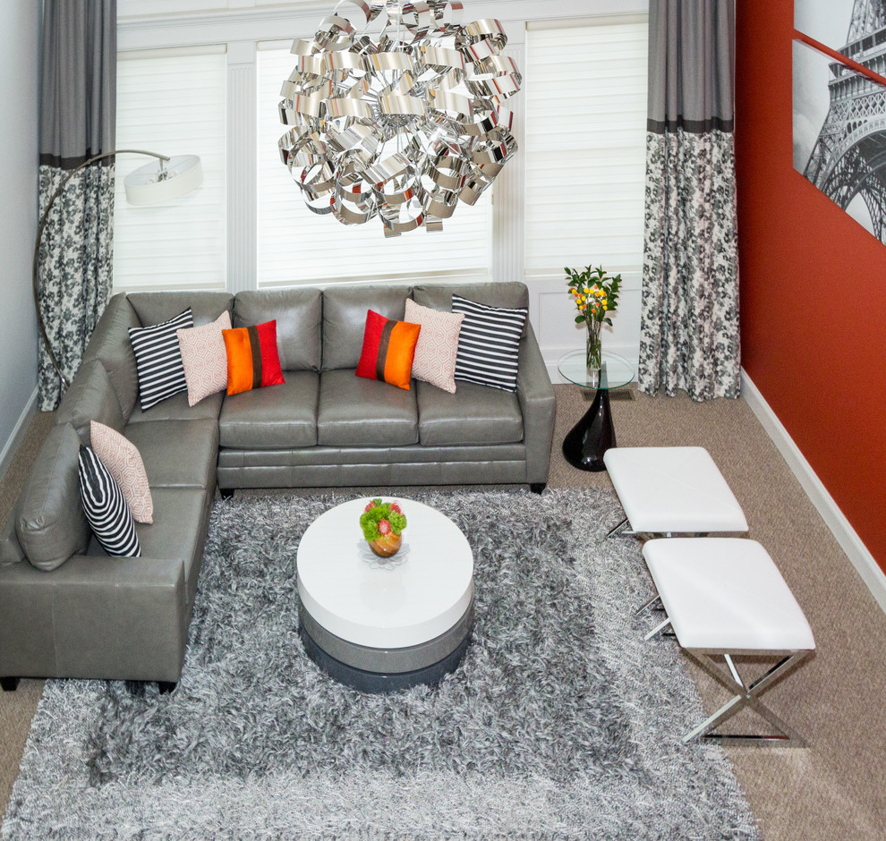 Imagen de sala de estar abierta moderna grande con paredes rojas, moqueta, todas las chimeneas, marco de chimenea de baldosas y/o azulejos, televisor colgado en la pared y suelo gris