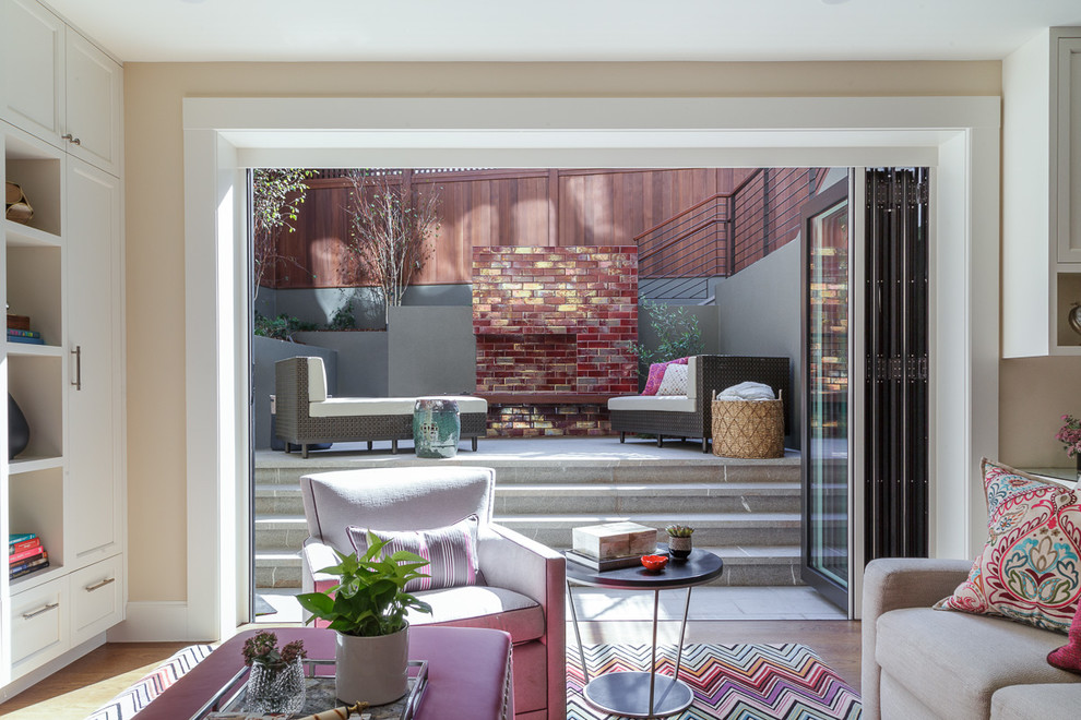 Immagine di un soggiorno contemporaneo aperto con pareti beige e parquet chiaro