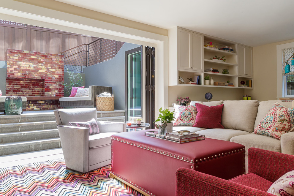 Foto de sala de estar abierta contemporánea con paredes beige