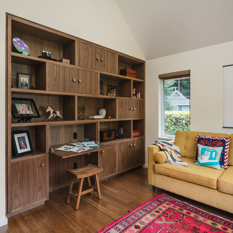 Modernes Wohnzimmer mit beiger Wandfarbe, dunklem Holzboden und braunem Boden in Portland