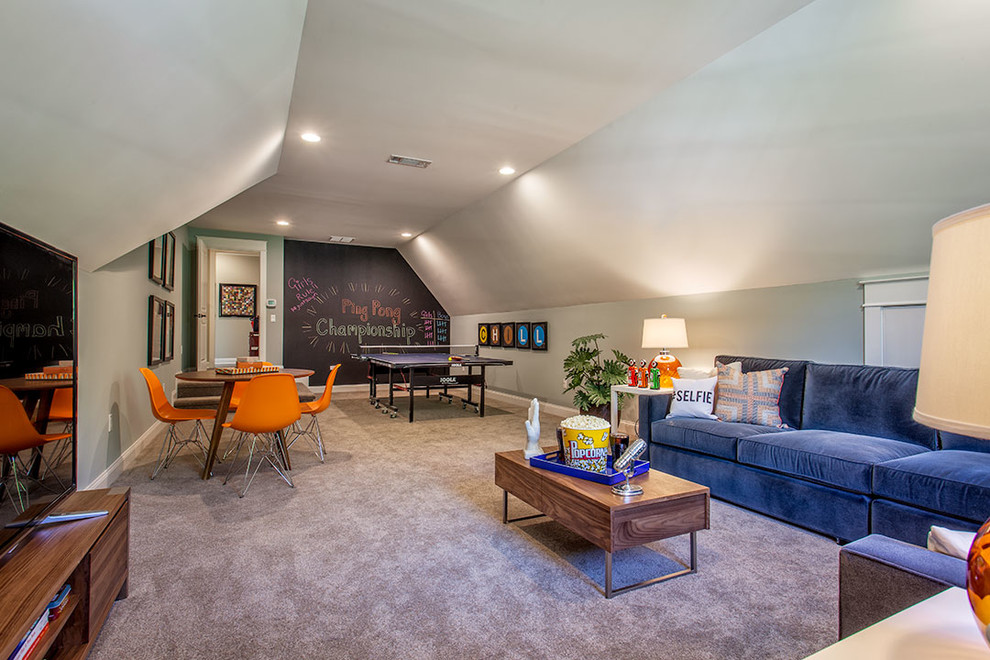 Пример оригинального дизайна: большая изолированная комната для игр в классическом стиле с синими стенами, ковровым покрытием, отдельно стоящим телевизором, коричневым полом и ковром на полу без камина