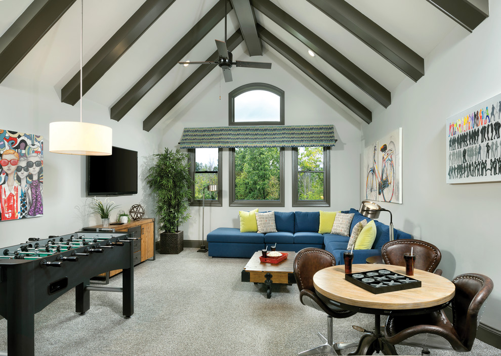 Diseño de sala de juegos en casa clásica renovada de tamaño medio con moqueta, televisor colgado en la pared, paredes grises y alfombra