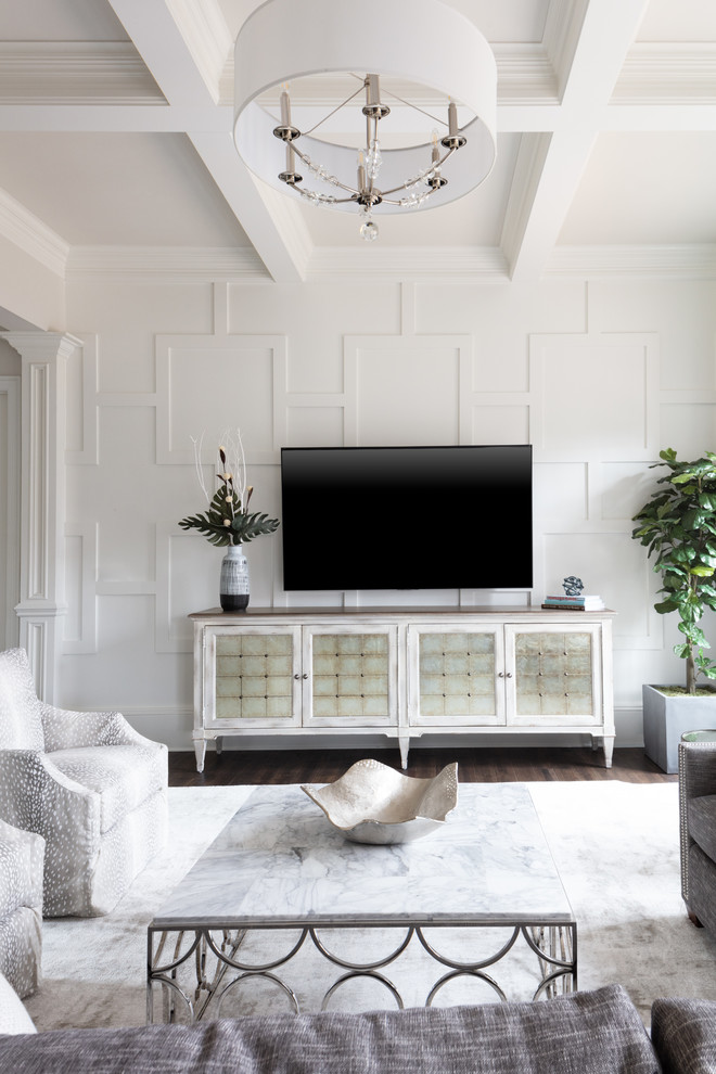 Großes, Offenes Modernes Wohnzimmer mit weißer Wandfarbe, dunklem Holzboden, TV-Wand und braunem Boden in Charlotte