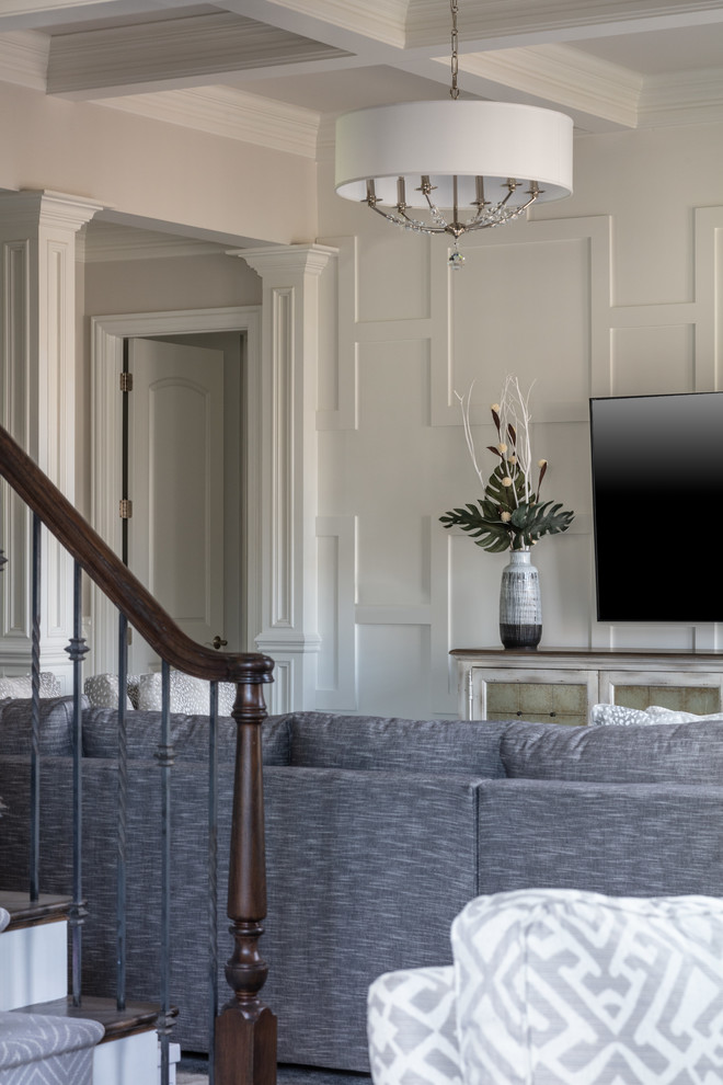 Diseño de sala de estar abierta contemporánea grande con paredes blancas, suelo de madera oscura, televisor colgado en la pared y suelo marrón